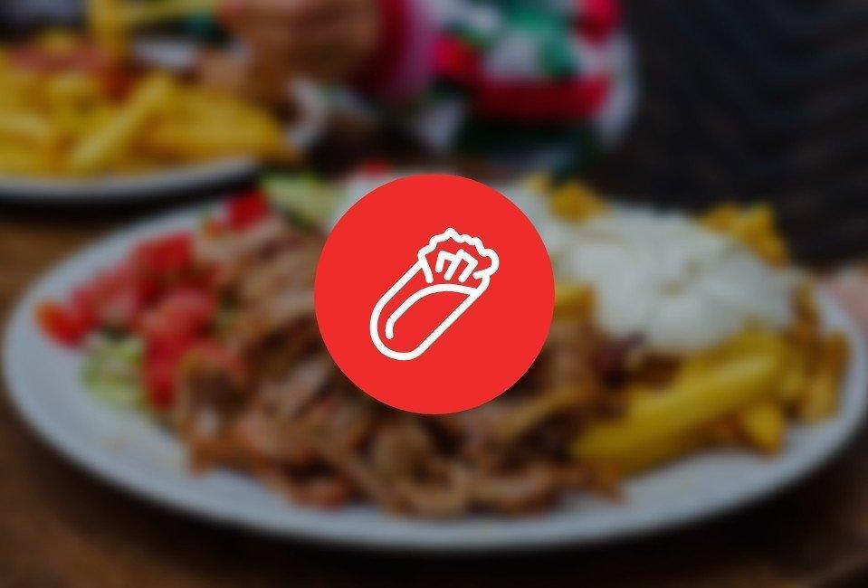 Kebab na talerzu z frytkami